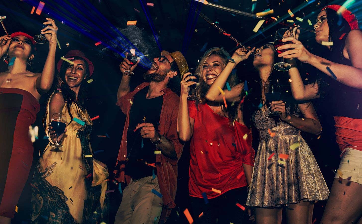 Amigos celebrando las campanadas con confeti de colores