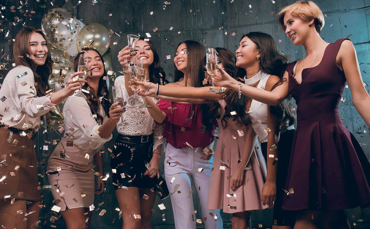 Grupo brindando con copas de cava en una sala de fiestas