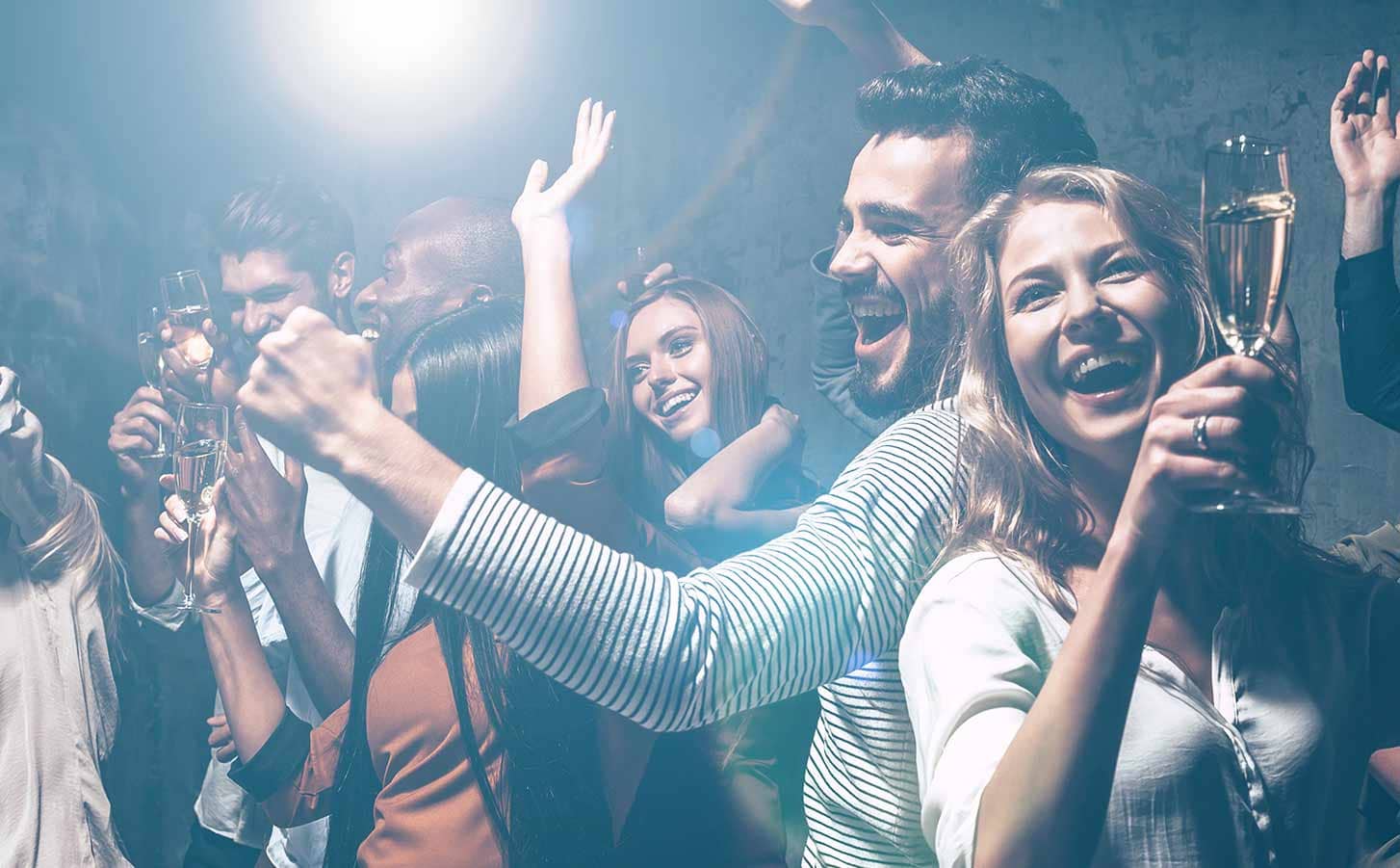 Brindis de medianoche en una fiesta de Nochevieja