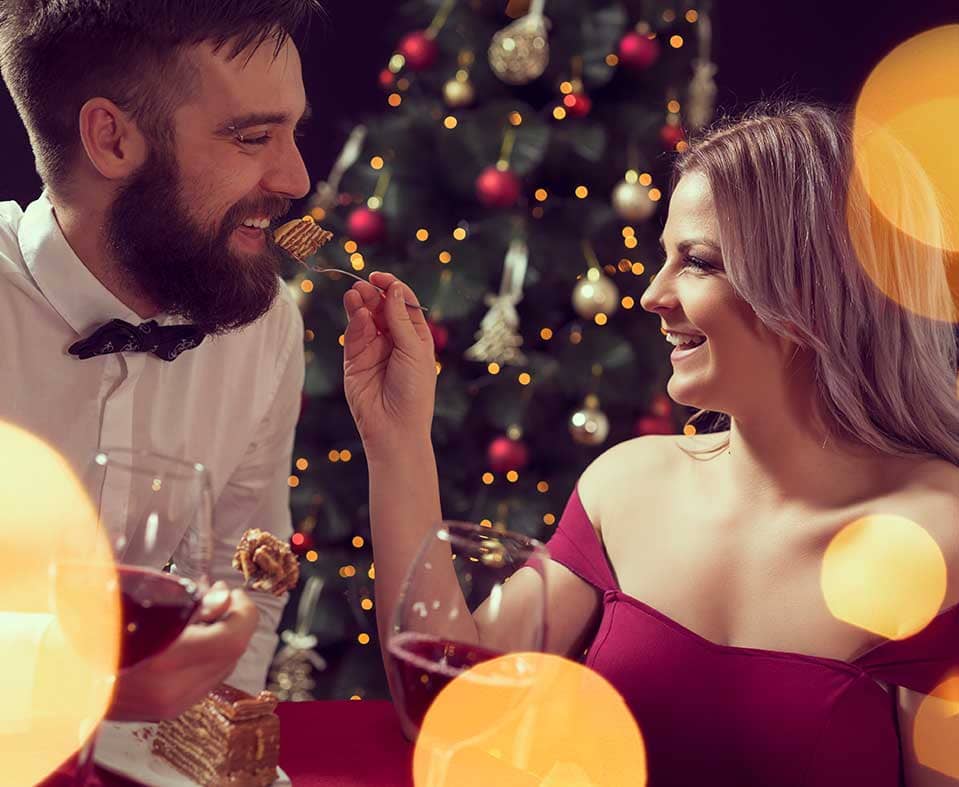 Cena elegante de fin de año en un hotel